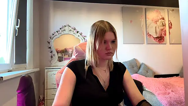Snapshot of SweettAnny chatting on 06-16-26, 04:31 SweettAnny online show from 06-16-26, 04:31