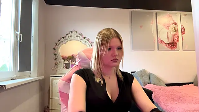 Snapshot of SweettAnny chatting on 06-19-26, 02:21 SweettAnny online show from 06-19-26, 02:21