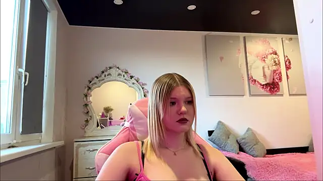 Snapshot of SweettAnny chatting on 06-28-26, 05:30 SweettAnny online show from 06-28-26, 05:30