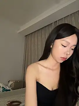 Snapshot of jolie_33 chatting on 05-31-26, 01:18 jolie 33 online show from 05-31-26, 01:18