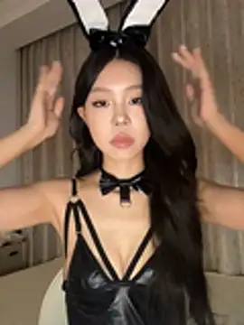 Snapshot of jolie_33 chatting on 06-16-26, 01:14 jolie 33 online show from 06-16-26, 01:14