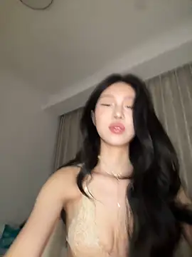 Snapshot of jolie_33 chatting on 06-17-26, 01:23 jolie 33 online show from 06-17-26, 01:23