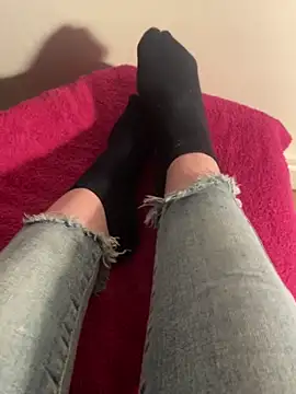 Snapshot of LilouPieds chatting on 03-28-26, 10:42 LilouPieds online show from 03-28-26, 10:42