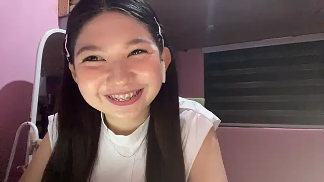 Snapshot of CoralieHoner chatting on 03-27-26, 02:39 CoralieHoner online show from 03-27-26, 02:39