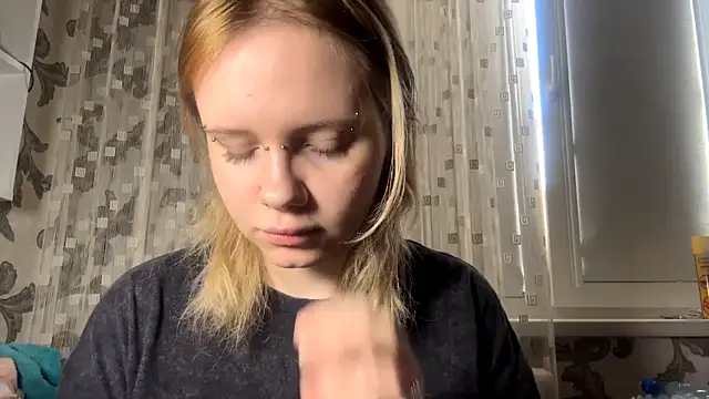 Snapshot of KrystenHoye chatting on 03-27-26, 08:26 KrystenHoye online show from 03-27-26, 08:26