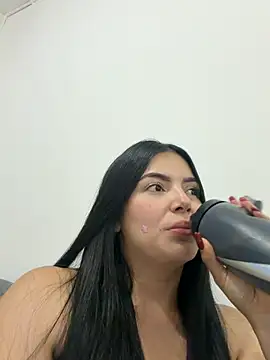 Snapshot of Cami_olarte chatting on 07-14-26, 02:05 Cami olarte online show from 07-14-26, 02:05