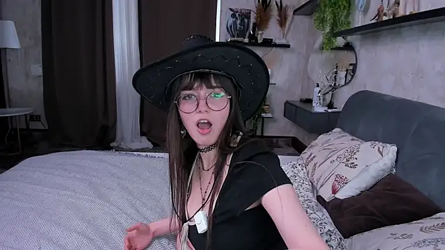 Snapshot of LaelIvie chatting on 04-25-26, 01:41 LaelIvie online show from 04-25-26, 01:41