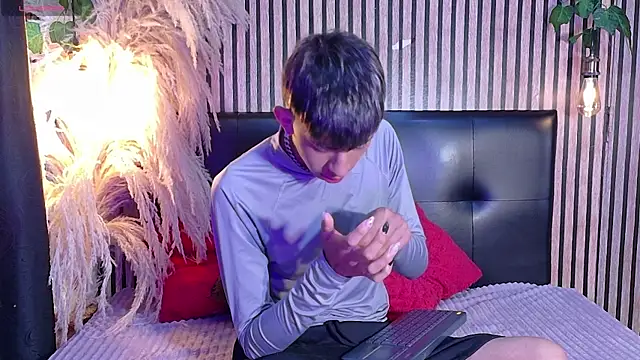 Snapshot of Tommy_Fox chatting on 04-08-26, 12:49 Tommy Fox online show from 04-08-26, 12:49