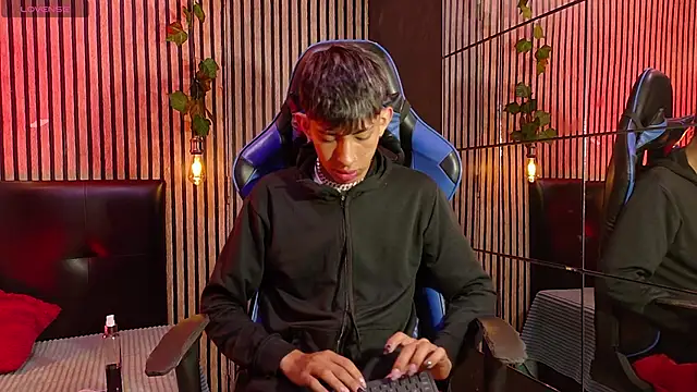 Snapshot of Tommy_Fox chatting on 04-09-26, 01:16 Tommy Fox online show from 04-09-26, 01:16