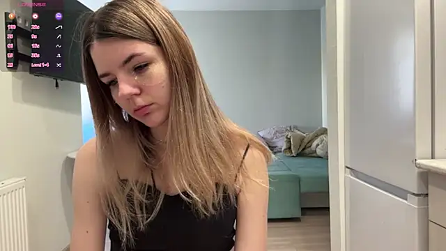 Snapshot of Peachy_keens chatting on 04-17-26, 01:47 Peachy keens online show from 04-17-26, 01:47
