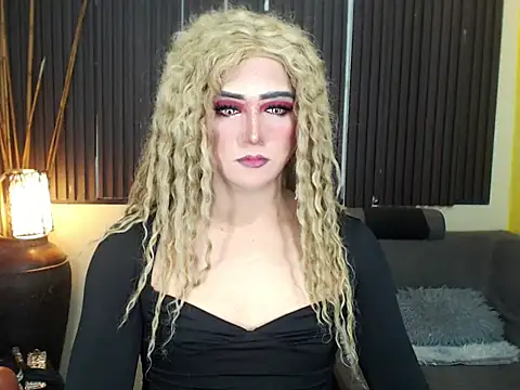 Snapshot of HugexMsLovelyxCock chatting on 04-22-26, 10:11 HugexMsLovelyxCock online show from 04-22-26, 10:11