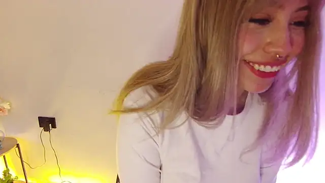 Snapshot of Evannia chatting on 05-18-26, 04:07 Evannia online show from 05-18-26, 04:07