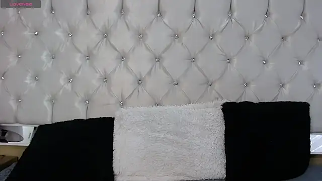 Snapshot of MistressNyx_ chatting on 05-25-26, 03:40 MistressNyx online show from 05-25-26, 03:40