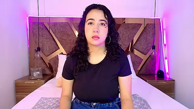 Snapshot of bella_swwan_ chatting on 06-24-26, 01:32 bella swwan online show from 06-24-26, 01:32