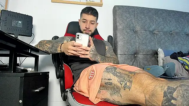 Snapshot of vyxen_x chatting on 04-13-26, 08:14 vyxen x online show from 04-13-26, 08:14