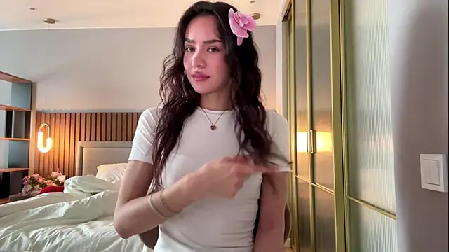 Snapshot of MinnaWatwood chatting on 04-14-26, 05:57 MinnaWatwood online show from 04-14-26, 05:57