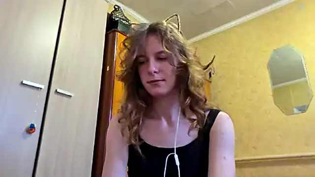Snapshot of DonnaKuc chatting on 04-13-26, 06:08 DonnaKuc online show from 04-13-26, 06:08