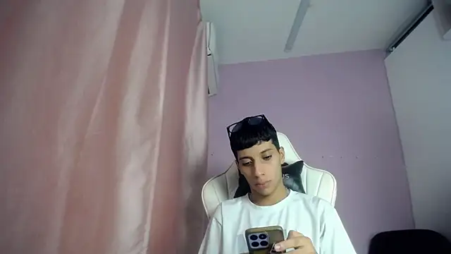 Snapshot of Yei_lee_ chatting on 05-18-26, 02:18 Yei lee online show from 05-18-26, 02:18