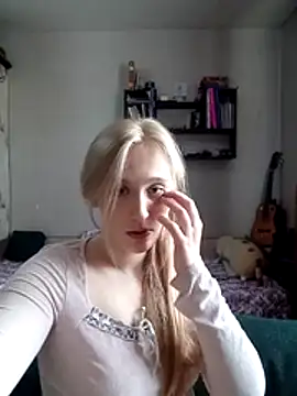 Snapshot of IsOlli chatting on 05-19-26, 12:00 IsOlli online show from 05-19-26, 12:00