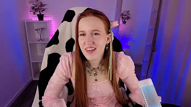 Snapshot of EvaBellea chatting on 04-08-26, 01:11 EvaBellea online show from 04-08-26, 01:11