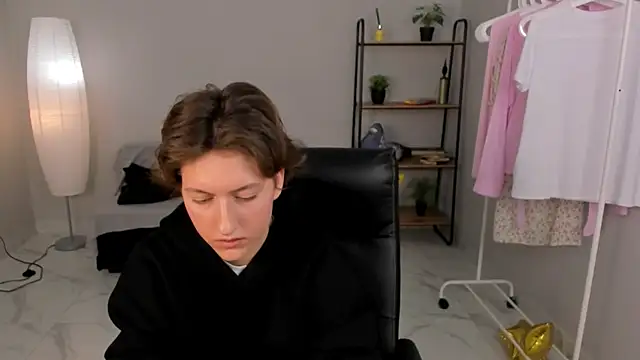 Klare Jinn online show from 04-04-26, 01:19