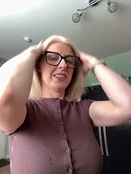 Snapshot of Laylaskyexx chatting on 04-13-26, 09:48 Laylaskyexx online show from 04-13-26, 09:48