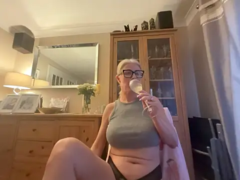 Laylaskyexx online show from 06-15-26, 08:33