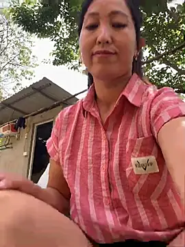 Snapshot of Huonglyna chatting on 05-07-26, 01:55 Huonglyna online show from 05-07-26, 01:55