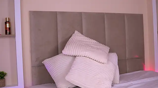 Amoraluxee online show from 05-07-26, 05:57