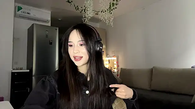 Snapshot of Elizabetswan chatting on 04-14-26, 11:49 Elizabetswan online show from 04-14-26, 11:49