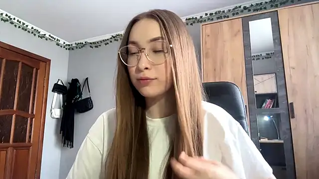 Milaissocute online show from 04-25-26, 10:18