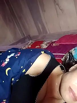 Snapshot of -Luni- chatting on 07-19-26, 04:11 -Luni- online show from 07-19-26, 04:11