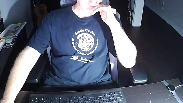Snapshot of Shalun2000 chatting on 06-19-26, 02:49 Shalun2000 online show from 06-19-26, 02:49