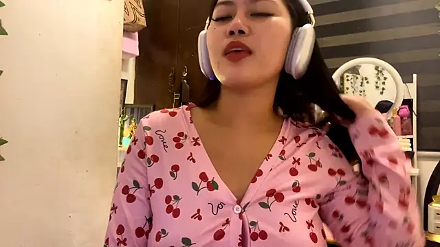 GlindaDejardin online show from 05-18-26, 05:52