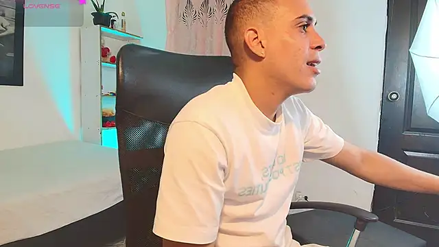 Snapshot of Axel__fierro chatting on 04-04-26, 10:51 Axel fierro online show from 04-04-26, 10:51