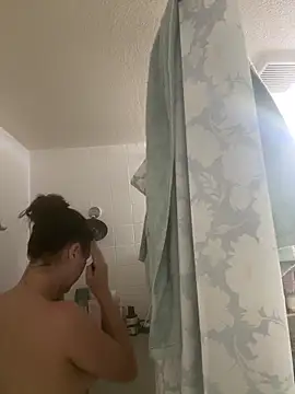 Snapshot of BratTezz chatting on 04-06-26, 11:38 BratTezz online show from 04-06-26, 11:38