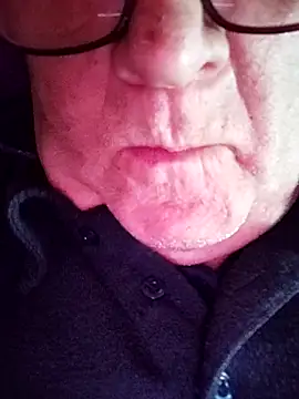 Snapshot of lickboy40 chatting on 05-11-26, 04:37 lickboy40 online show from 05-11-26, 04:37