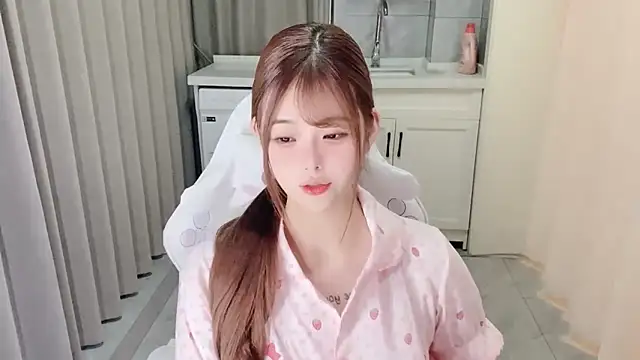 Snapshot of xiaoyugan_cute chatting on 06-18-26, 03:27 xiaoyugan cute online show from 06-18-26, 03:27