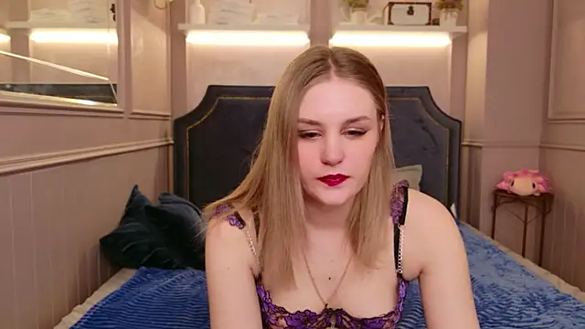 Snapshot of Molly_Voses chatting on 04-21-26, 01:42 Molly Voses online show from 04-21-26, 01:42