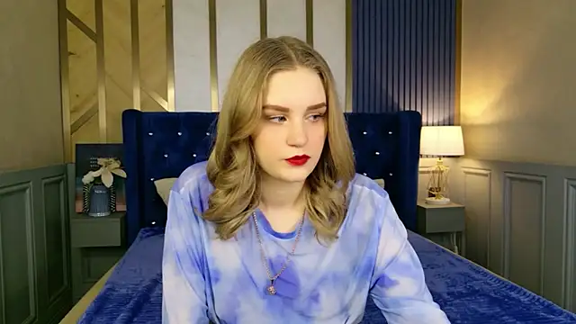Snapshot of Molly_Voses chatting on 05-15-26, 08:38 Molly Voses online show from 05-15-26, 08:38