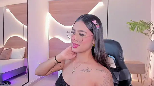 Snapshot of dulce_glow_ chatting on 04-25-26, 02:47 dulce glow online show from 04-25-26, 02:47