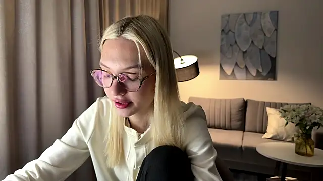 Snapshot of EvelineMolima chatting on 04-20-26, 05:16 EvelineMolima online show from 04-20-26, 05:16