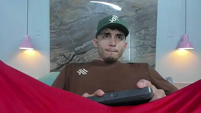 Snapshot of James-06 chatting on 05-11-26, 11:38 James-06 online show from 05-11-26, 11:38