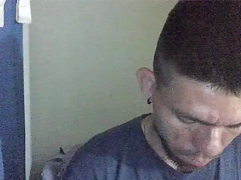 Snapshot of thomas2wood chatting on 05-24-26, 02:38 thomas2wood online show from 05-24-26, 02:38