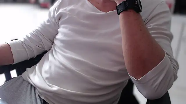 RoyXxx7 online show from 04-12-26, 09:03