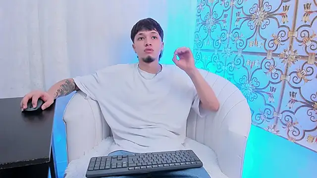 NewDannii online show from 04-08-26, 12:38