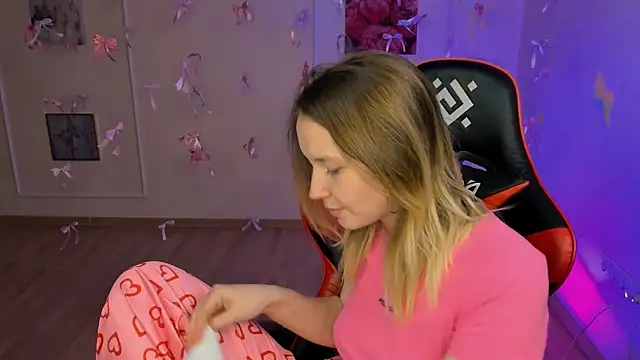 Snapshot of yourella chatting on 04-13-26, 08:53 yourella online show from 04-13-26, 08:53