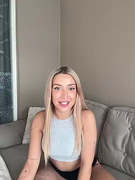 Snapshot of BlondeChiara chatting on 04-12-26, 04:12 BlondeChiara online show from 04-12-26, 04:12