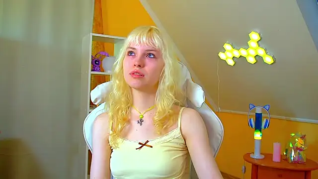 Snapshot of HannahHollis chatting on 06-25-26, 06:18 HannahHollis online show from 06-25-26, 06:18