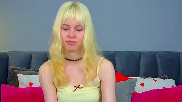 Snapshot of HannahHollis chatting on 07-10-26, 06:28 HannahHollis online show from 07-10-26, 06:28